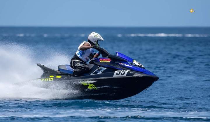 Jet ski de course lancé à grande vitesse Martinique